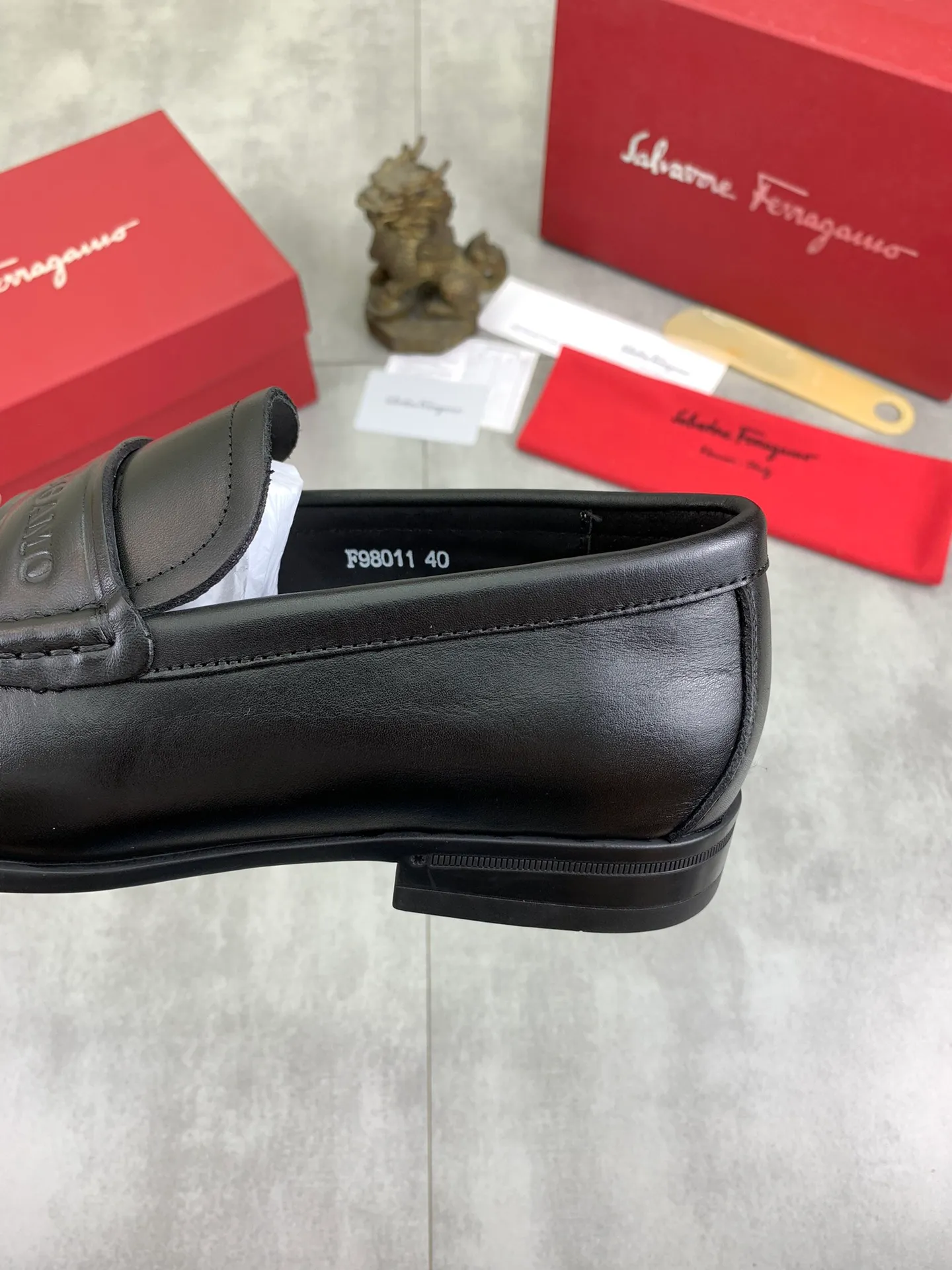 Men's Men's Shoes 💰P460💰[New Style] Water-dyed Niuli 🆘[Salvatore Ferragamo] Ferragamo's latest casual business leather shoes for men! Available at counters simultaneously! The fabric is made of specially imported original calfskin, and the interior is made of imported water-dyed cowhide. It is absolutely luxurious and leads the fashion trend. Matching code: 38-45; 3⃣️ colors available